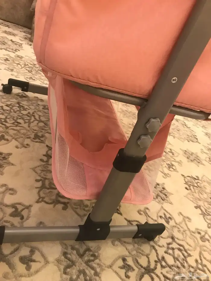 مفرش سرير اطفال وطاوله وكرسي اطفال كلها بحاله ممتازه 2