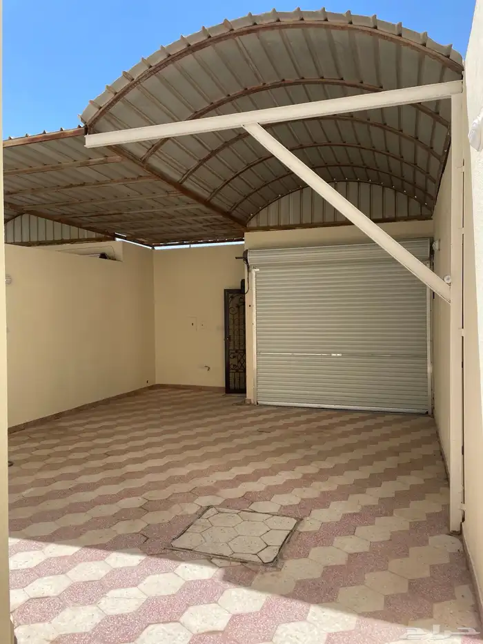للإيجار دور علوي مستقل مع سطح 0