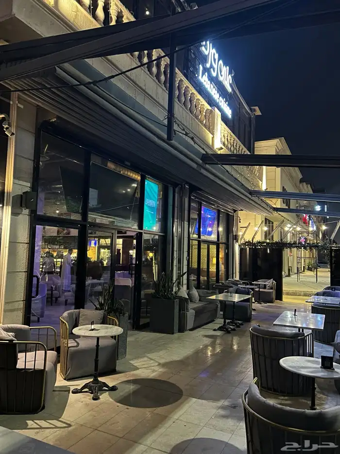 مظلة متحركة كهربائية بحالة ممتازة 1