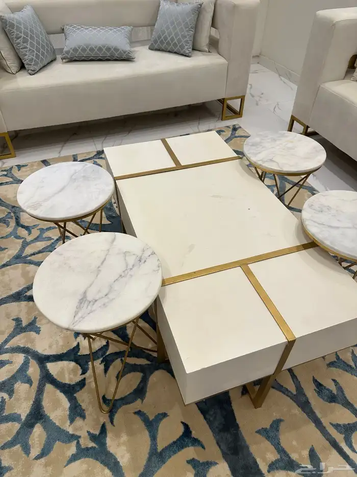 طاولة مع خدمه 1