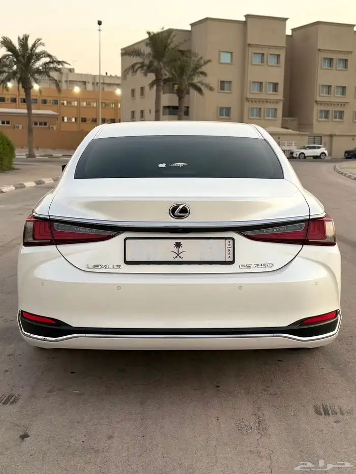 لكزس ES250 2023 فئه AA استاندر 9