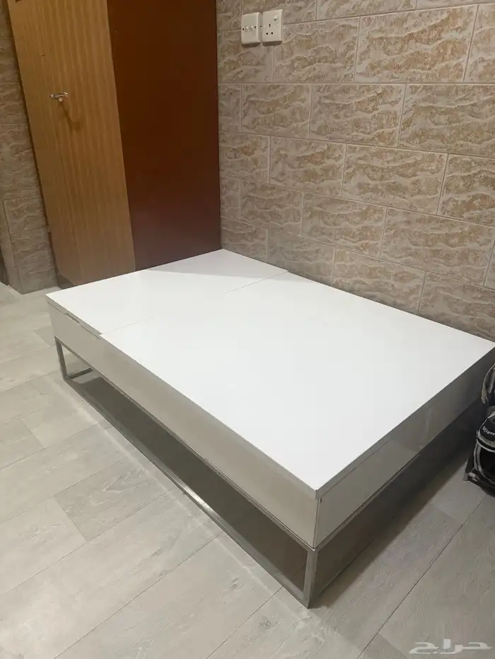 طاولة من سيتي دبليو لون ابيض و دولاب حديد 0