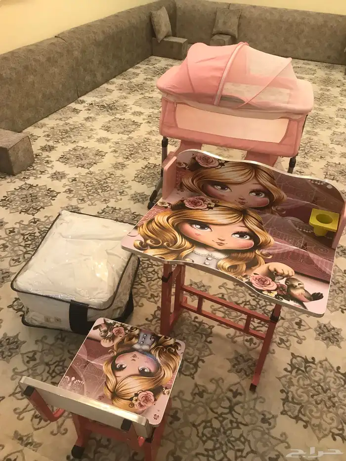 مفرش سرير اطفال وطاوله وكرسي اطفال كلها بحاله ممتازه 0