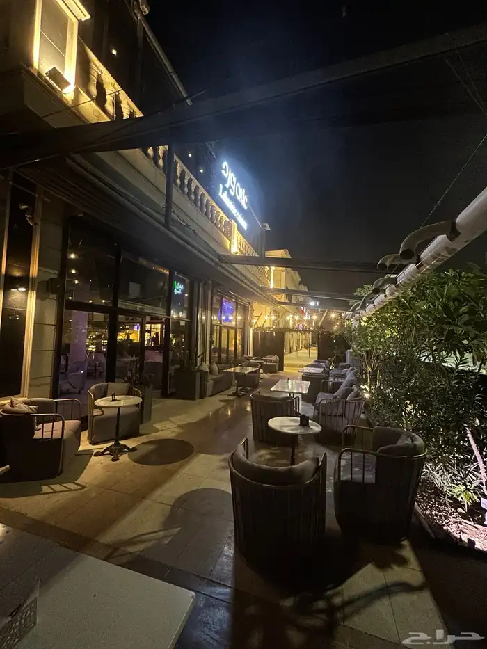 مظلة متحركة كهربائية بحالة ممتازة 2