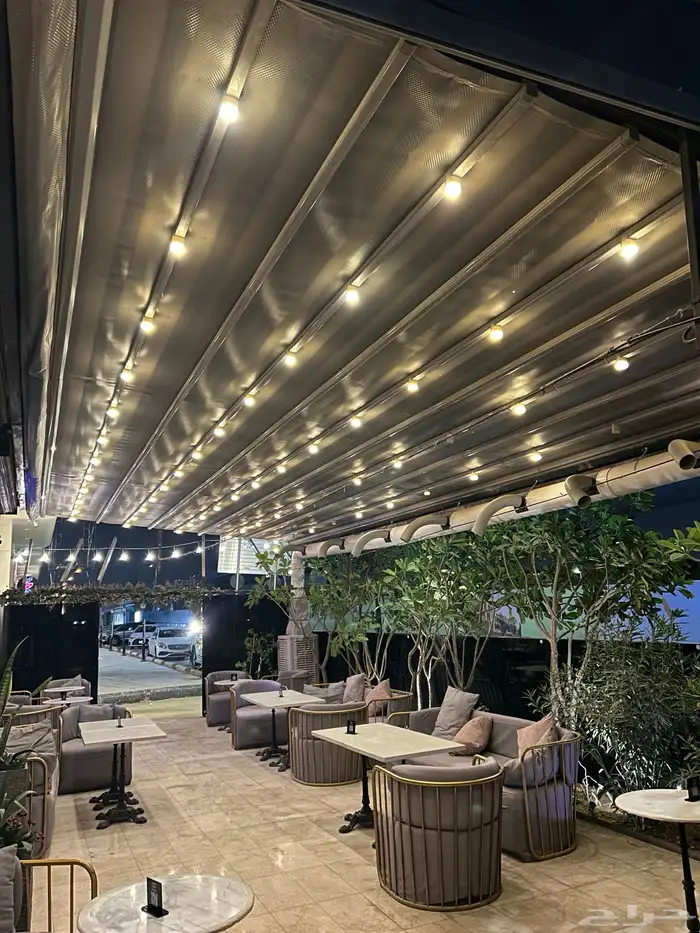 مظلة متحركة كهربائية بحالة ممتازة 0