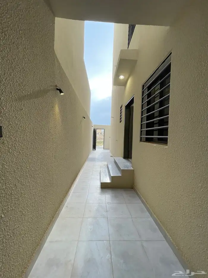 للبيع ارواف علويه و ارضيه بحواش من 650 الف طريق الثمانين 52