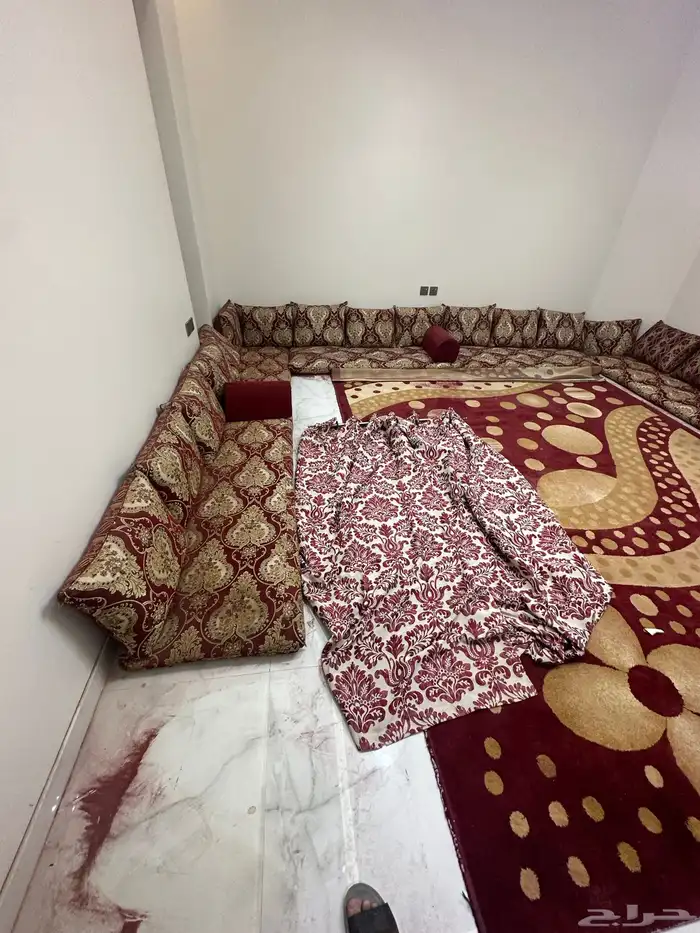 للبيع جلسة ارضيه مع فرش وستارة نظيفة بالاحساء 2