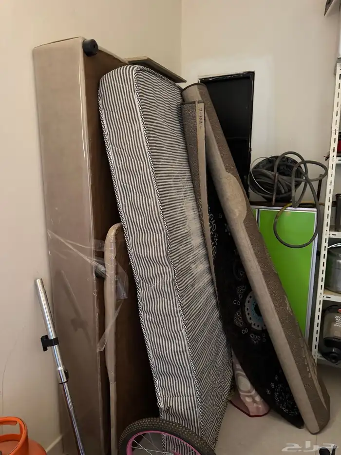 مرتبه سرير شبه جديده مع الإسفنج 0