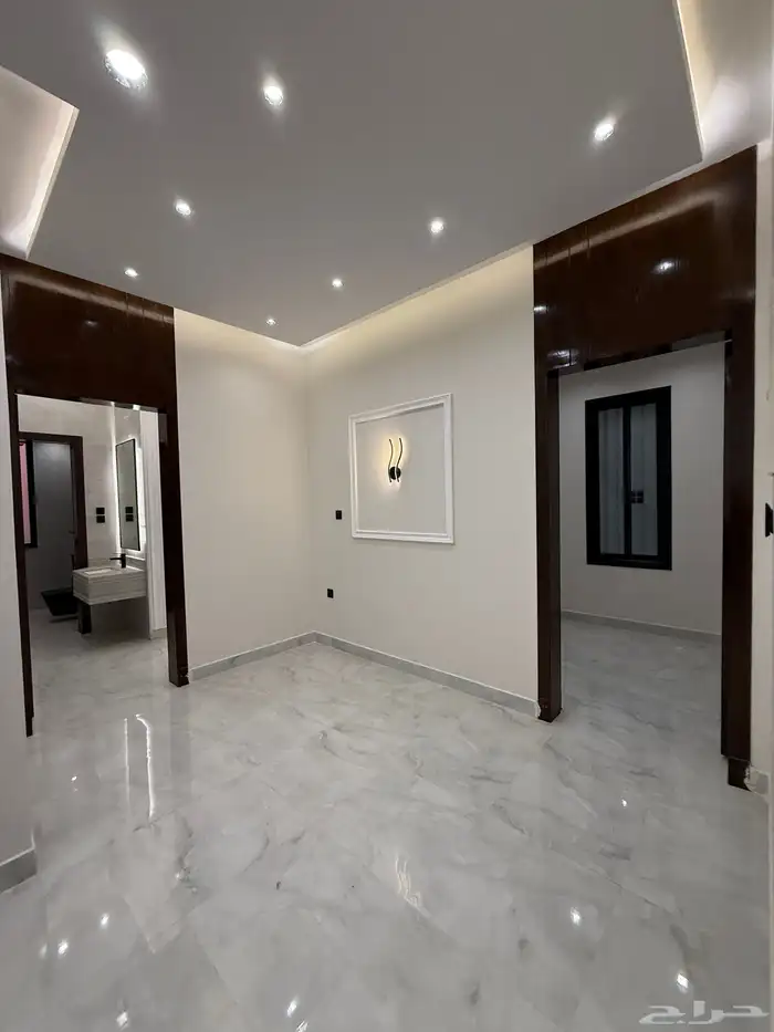 للبيع روف ارضي بحوش بمدخل خاص بمدينه ابها حى المنسك 24
