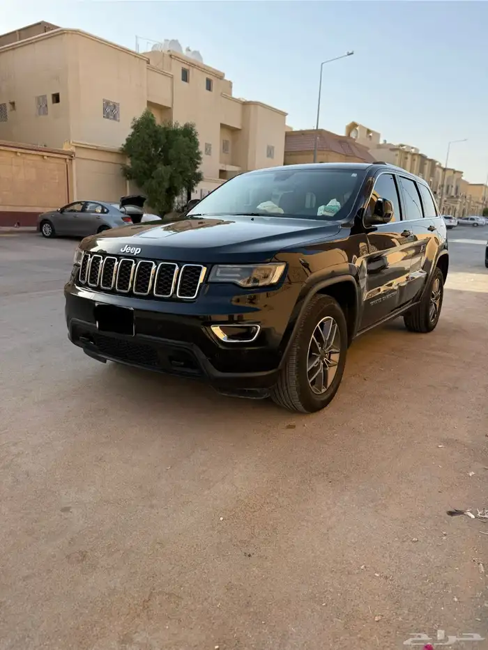 جراند شروكي لاريدو 2020 أسود لامع ملكي 5