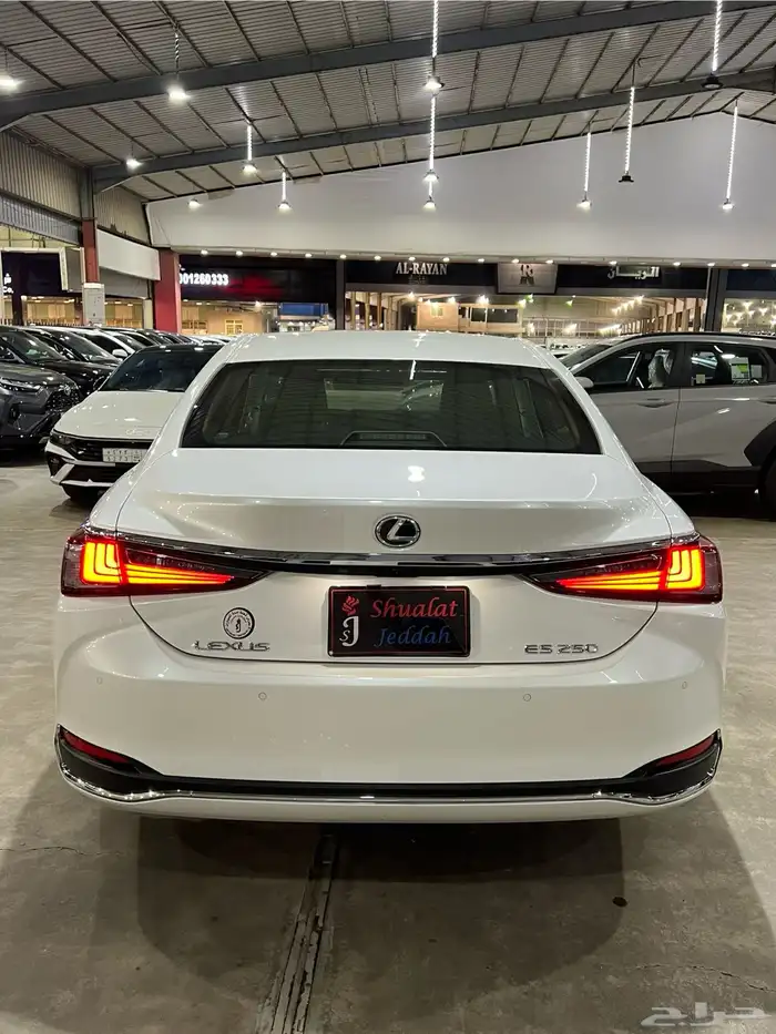 لكزس ES250 2025 بنزين شبه جديد ( الوكيل عبداللطيف جميل ) 3