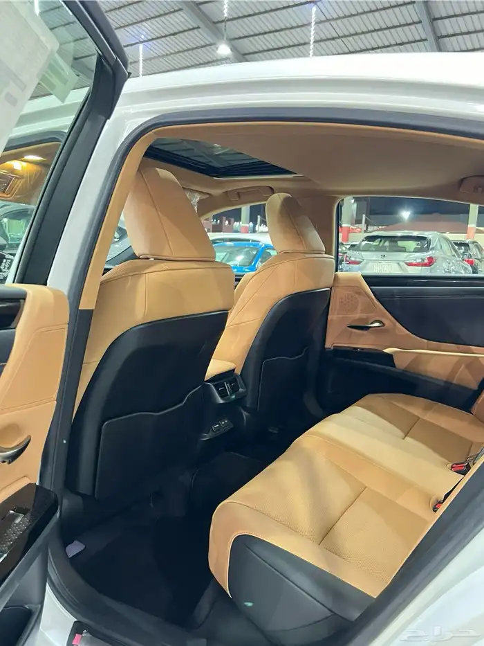 لكزس ES250 2025 بنزين شبه جديد ( الوكيل عبداللطيف جميل ) 8