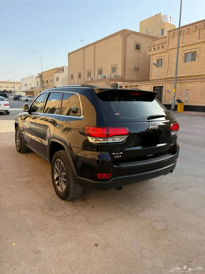 جراند شروكي لاريدو 2020 أسود لامع ملكي 3