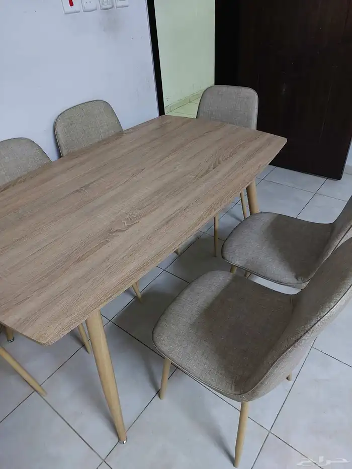 Big Dining Table with 3 Chairs (3 broken) 0