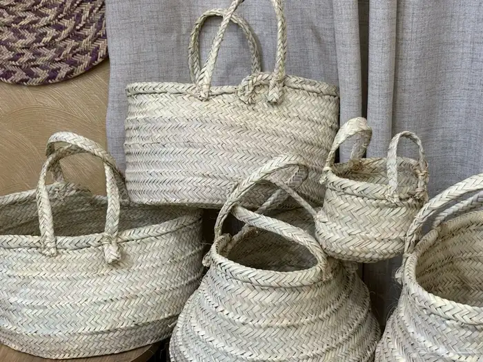 خزف صناعه يدويه بسعف النخل ويوجد كميات كبيرة. 28