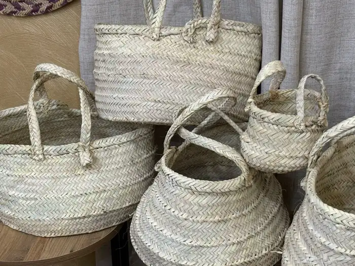 خزف صناعه يدويه بسعف النخل ويوجد كميات كبيرة. 27