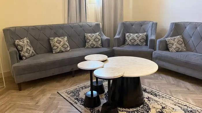 كنب و فرشة و طاولة 1