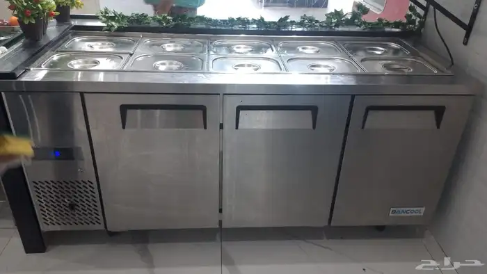 ثلاجة عرض شبه جديدة 1