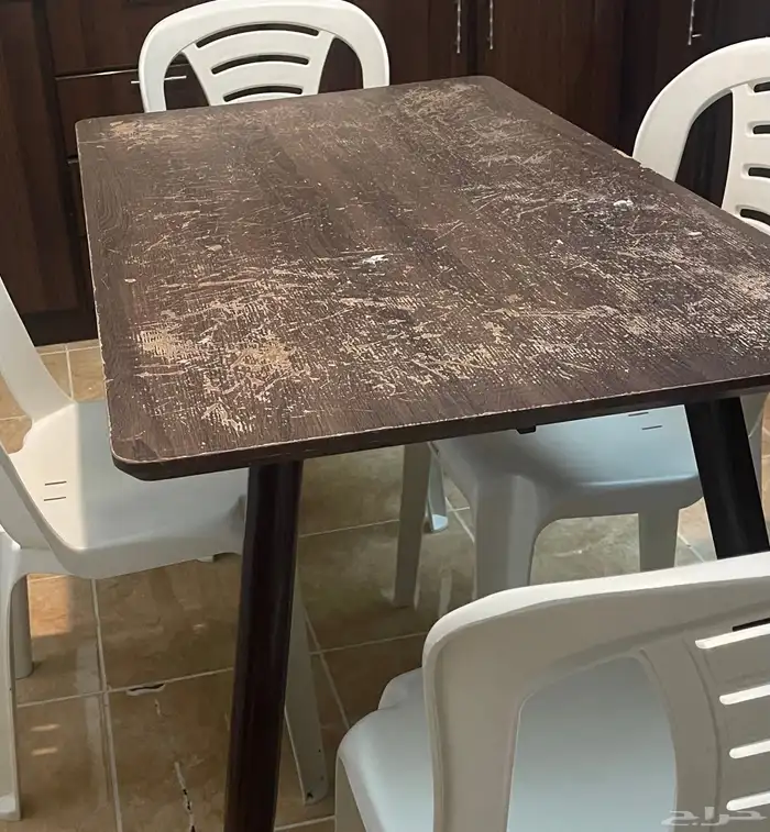 طاولة طعام خشب مع أربع كراسي بلاستيك 0