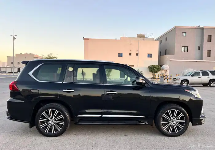 لكزس 2020 LX570 بحاله ممتازة 9