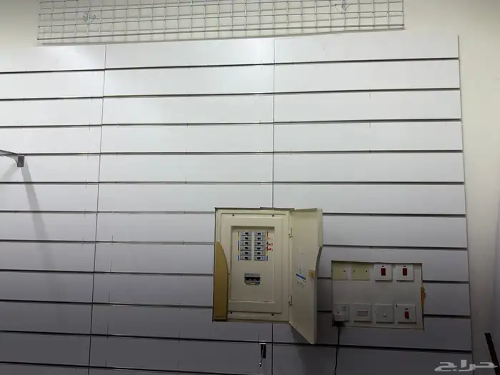 اغراض وأرفف مفكوكه جاهزه لمحل زينة سيارات للبيع 1