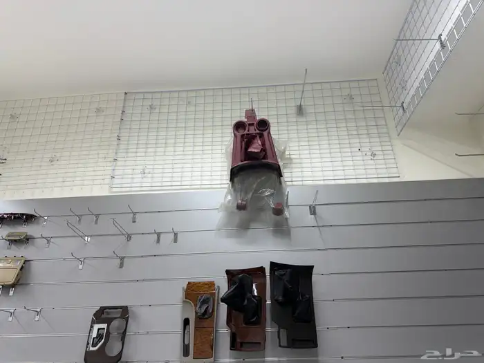 اغراض وأرفف مفكوكه جاهزه لمحل زينة سيارات للبيع 5