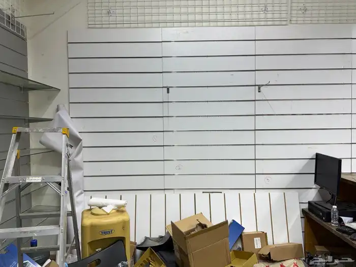 اغراض وأرفف مفكوكه جاهزه لمحل زينة سيارات للبيع 2