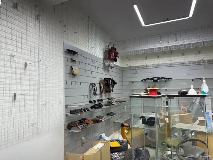 اغراض وأرفف مفكوكه جاهزه لمحل زينة سيارات للبيع 6