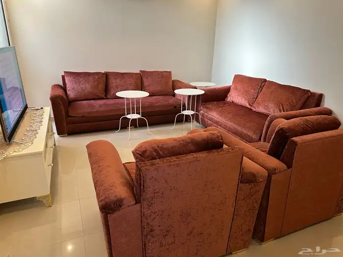 كنب و طاولات مع شاشة للبيع 3