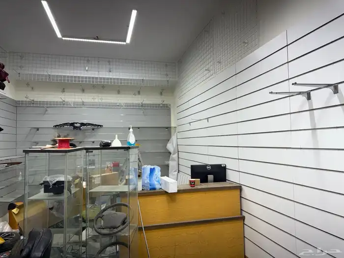 اغراض وأرفف مفكوكه جاهزه لمحل زينة سيارات للبيع 0