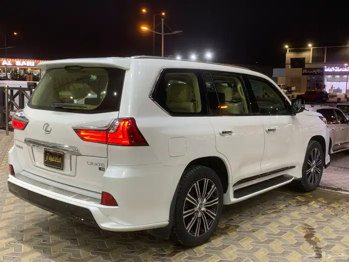 لكزس 2021 LX570 ( مخزن ) عداد قليل 4