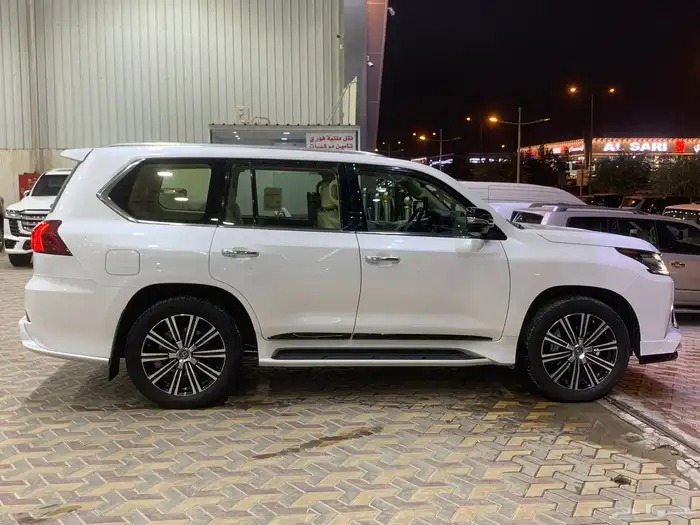 لكزس 2021 LX570 ( مخزن ) عداد قليل 3