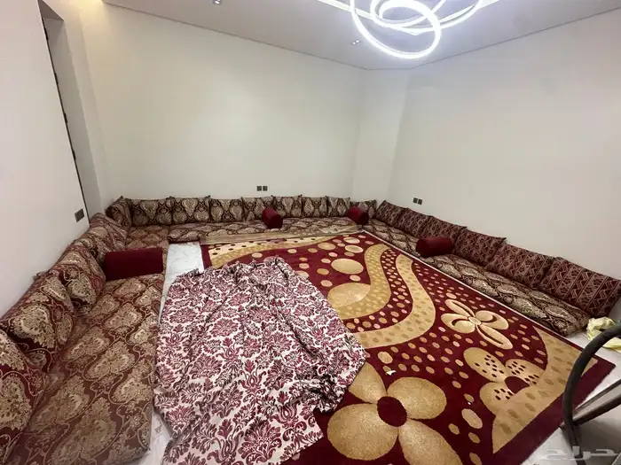 للبيع جلسة ارضيه مع فرش وستارة نظيفة بالاحساء 0