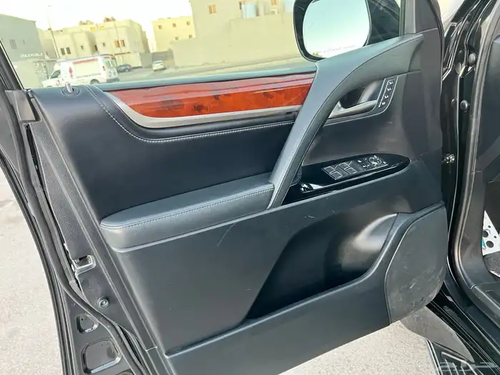 لكزس 2020 LX570 بحاله ممتازة 21