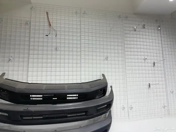 اغراض وأرفف مفكوكه جاهزه لمحل زينة سيارات للبيع 7