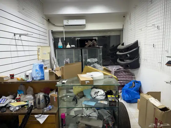 اغراض وأرفف مفكوكه جاهزه لمحل زينة سيارات للبيع 3