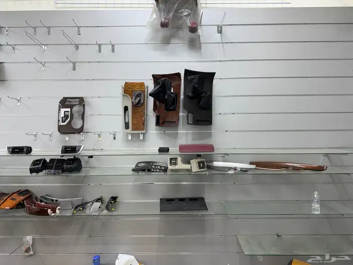 اغراض وأرفف مفكوكه جاهزه لمحل زينة سيارات للبيع 4