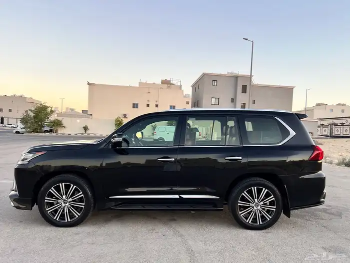 لكزس 2020 LX570 بحاله ممتازة 8