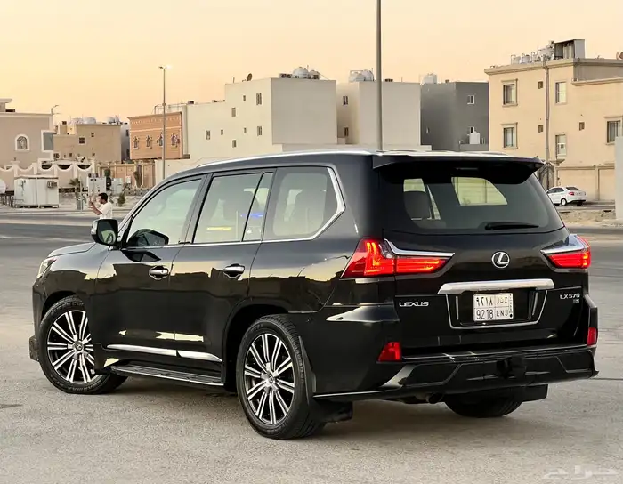 لكزس 2020 LX570 بحاله ممتازة 1