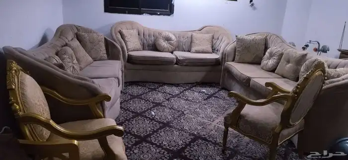 عندي كنب وثلاجة طاولات للبيع 0