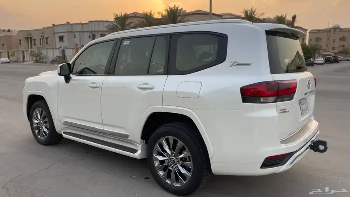 تويوتا لاندكروزر بنزين رقم 3 موديل 2022 4