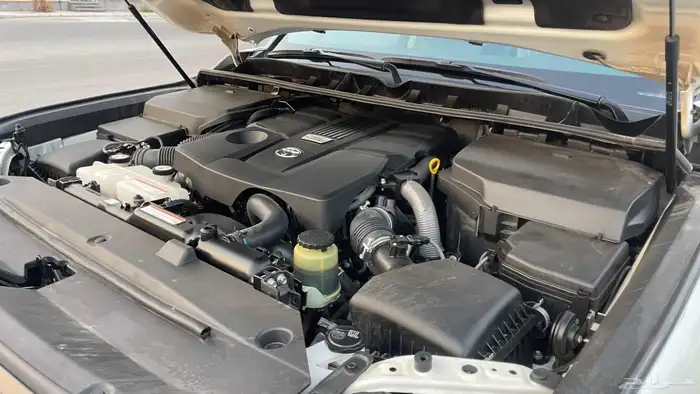 تويوتا لاندكروزر بنزين رقم 3 موديل 2022 35