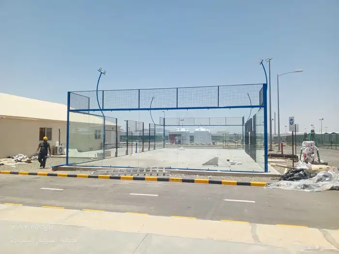 فني تركيب ملاعب بادل بالمملكة العربية السعودية 0