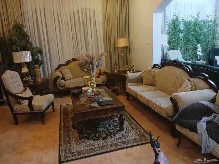 كنب فخم ستائر مدخل طاولة 4