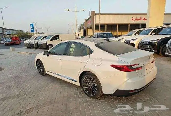 تويوتا كامري LE هايبرد 2025اصفار 4