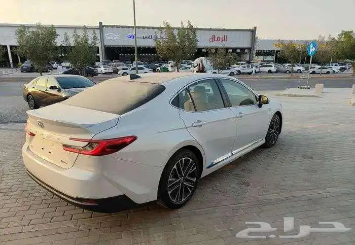 تويوتا كامري LE هايبرد 2025اصفار 3