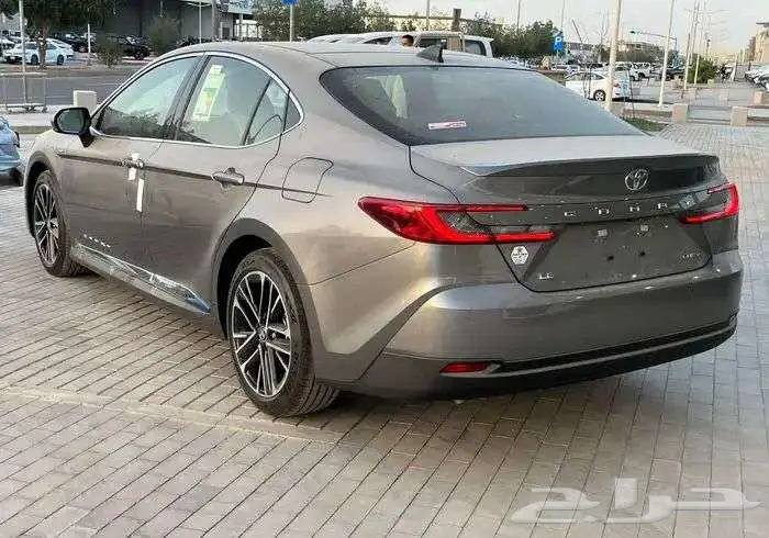 تويوتا كامري LE هايبرد 2025اصفار 11