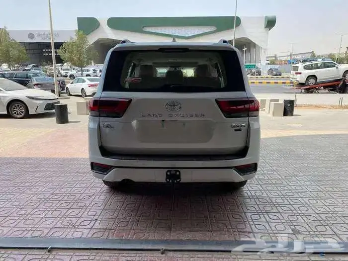 تويوتا لاندكروزر GXR L2 بنزين 2025 3