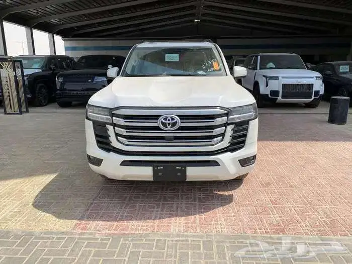 تويوتا لاندكروزر GXR L2 بنزين 2025 1