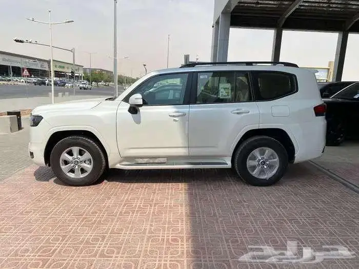 تويوتا لاندكروزر GXR L2 بنزين 2025 4